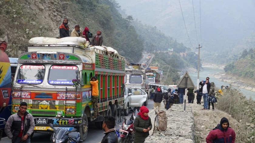 पहाडबाट लेदो झरेसंगै नारायणगढ–मुग्लिन सडक अवरुद्ध